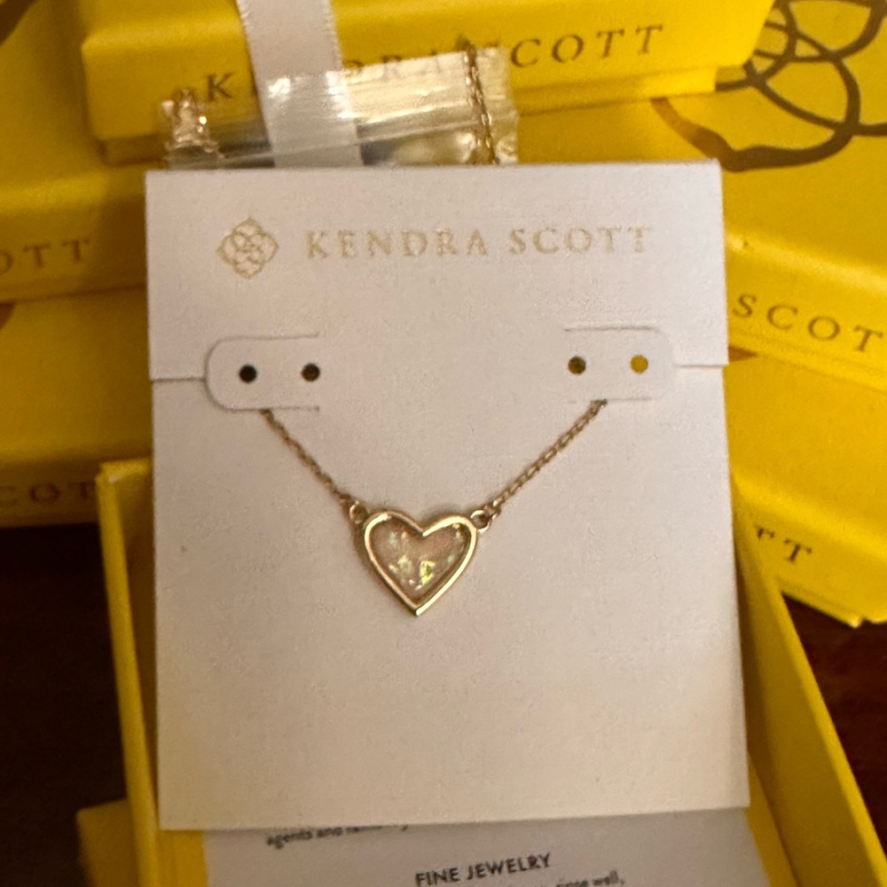 Kendra Scott Framed Ari Heart Gold Short Pendant Necklace in White NEW - Picture 5 of 7